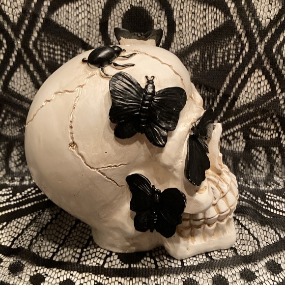 Distressed Faux Cracked Black Butterfly Resin Skull Tabletop Decor Piece - Picture 3 of 7